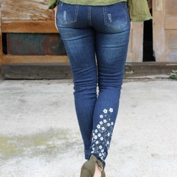 L&B Plus Size Floral Embroidered Distressed Jeans - Picture 5 of 7